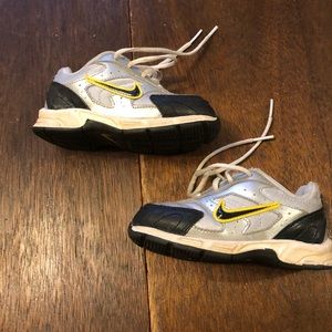 Toddler Boys Size 8 Nike shoes